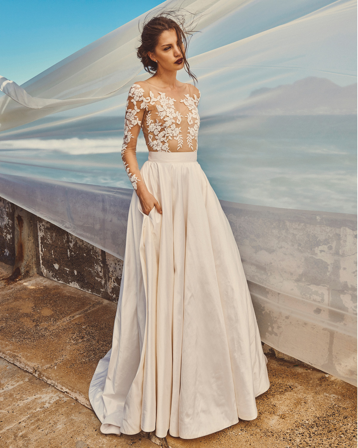 Elbeth Gillis 2019 Beach Wedding Dresses Jewel Neck A Line Lace Bodice Appliqued Bohemian Wedding Dress Satin Plus Size Robe De Mariée Gowns