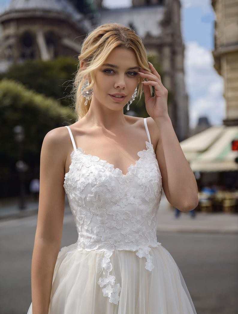 A Line Elegant Lace Wedding Dresses Spaghetti Straps Appliqued Bridal Gowns Tulle Sweep Train Corset Robe De Marie ppliqued
