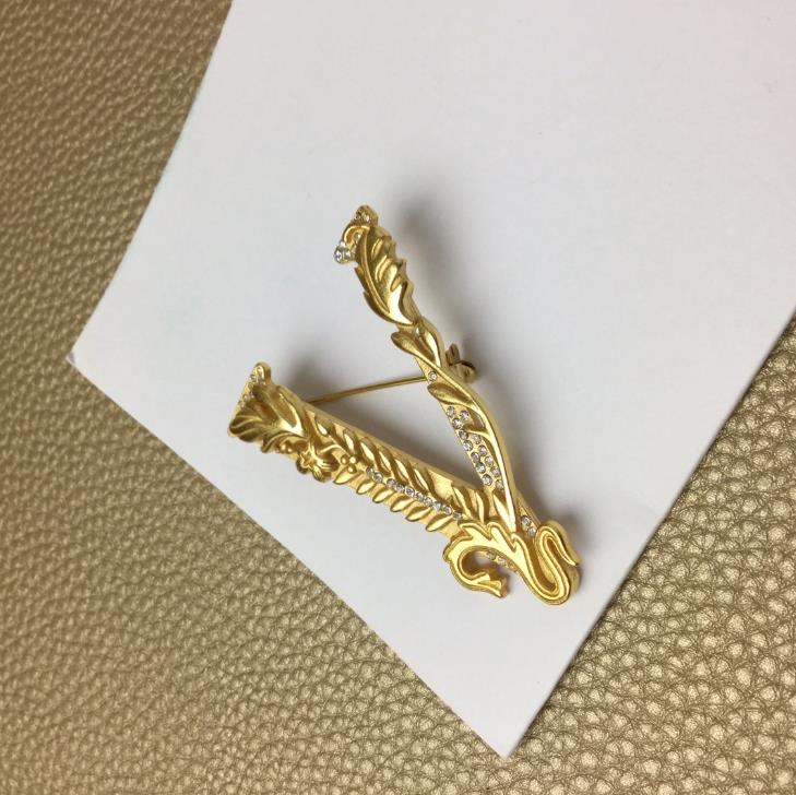 New style female fashion personality V letter handsome Brooch precision high grade V character Brooch