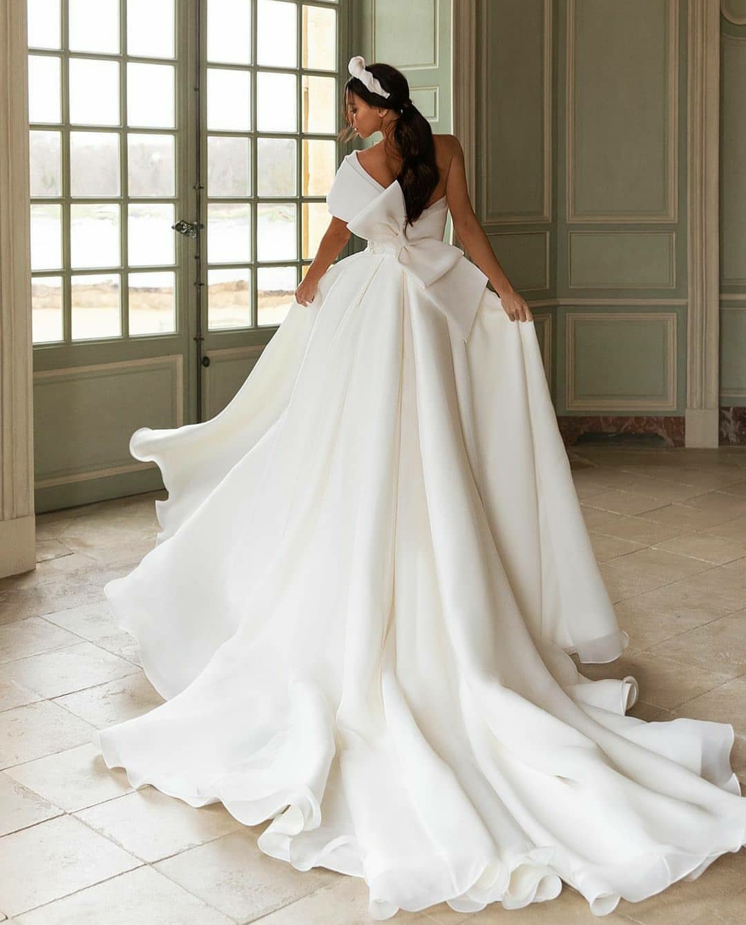 One Shoulder Float Wedding Dresses Thigh High Slit Appliqued 2020 New Bridal Gowns with Big Bow Sweep Train Robe De Mariee