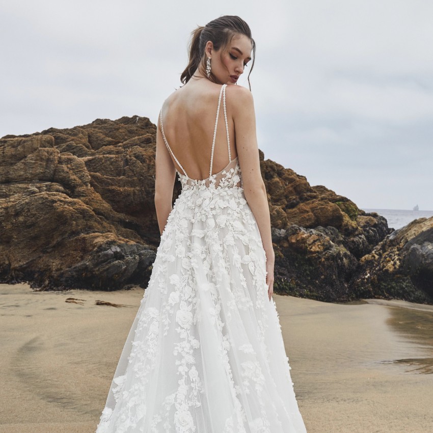 A Gorgeous E Lace Beach Wedding Dresses Sheer Plunging Neck Appliqued Backless Bridal Gowns Sweep Train Beaded Robes De Mari E