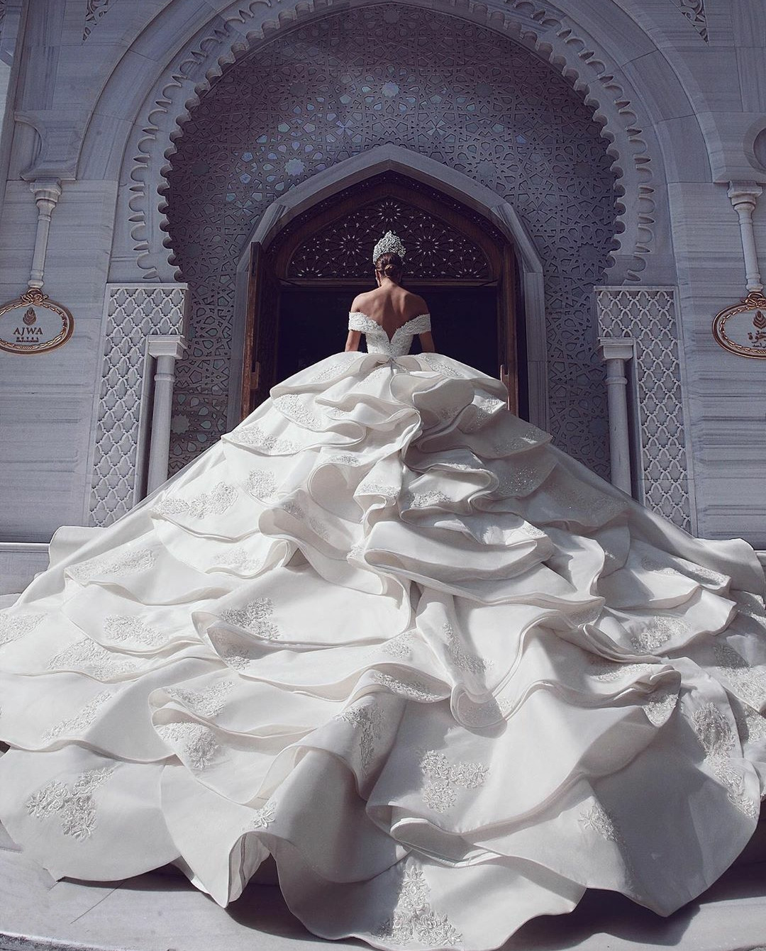2020 Vintage Ball Gown Wedding Dresses with Cathedral Train Cascading Ruffles Lace Applique Off Shoulder Bridal Gowns vestido de novia