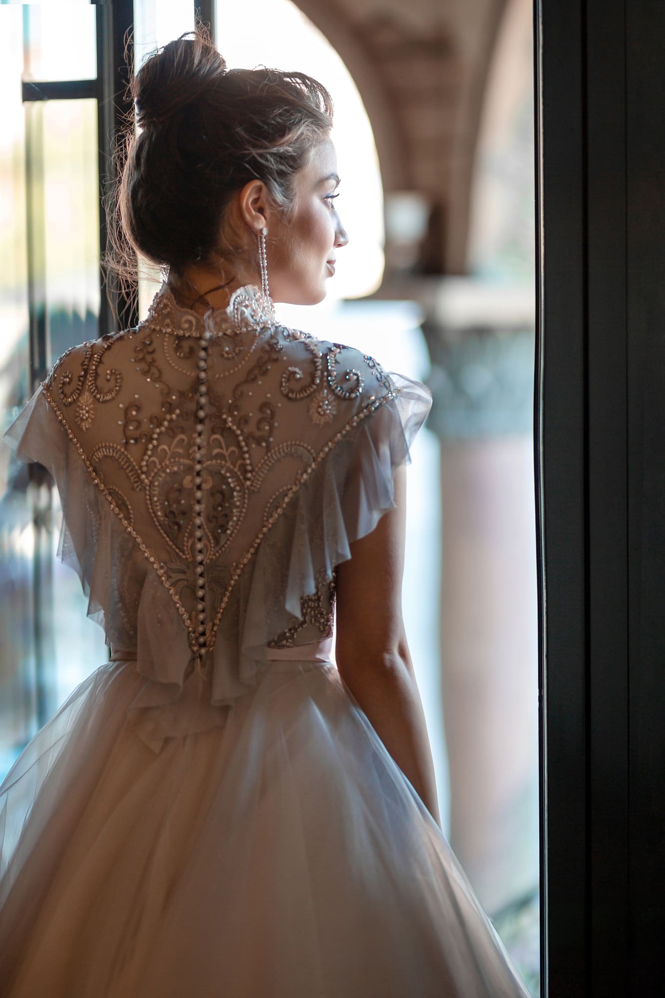 2020 Modest Keyhole High Neck Short Sleeve A Line Evening Dresses Lace Applique Beaded Crystal Ruffles Formal Dresses Sweep Train Party Gown