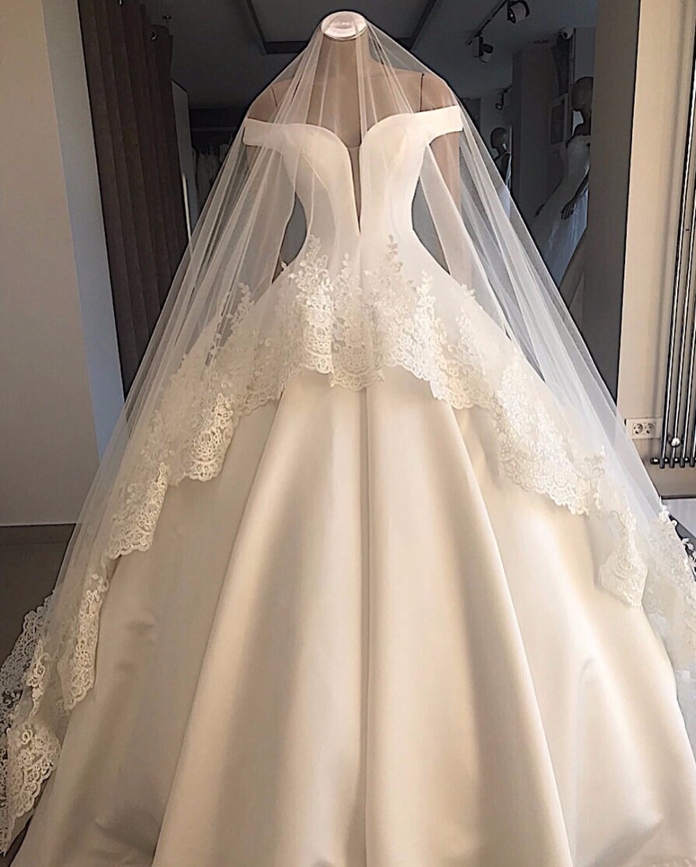 Real Pictures Vintage Off Shoulder Ball Gown Wedding Dress With Veils Sparkly Luxury Saudi Dubai Arabic Plus Size Bridal Gown, Gold
Real Pictures Vintage Off Shoulder Ball Gown Wedding Dress With Veils Sparkly Luxury Saudi Dubai Arabic Plus Size Bridal Gown, Gold