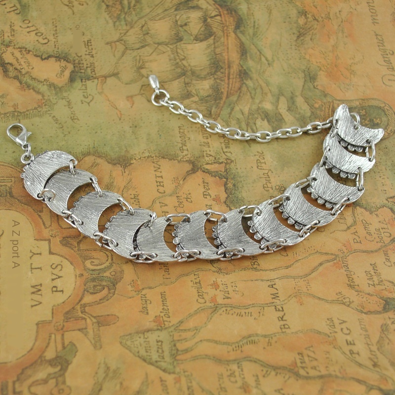 Royal style coral bracelet all-match temperament Goddess Bracelet Crescent bracelet