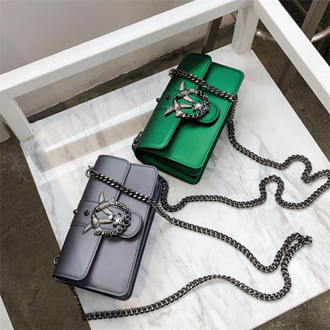 Factory wholesale women handbag street trend Pearl chain bag personality rivet fashion summer jelly bag flip sweet diamond women hand bag
Factory wholesale women handbag street trend Pearl chain bag personality rivet fashion summer jelly bag flip sweet diamond women hand bag