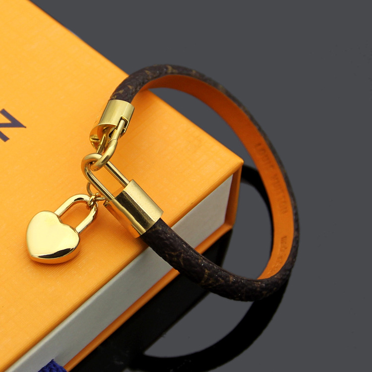 TOP new high quality fashion brand titanium steel + leather bracelet bracelet suitable for the ball and couple gifts
TOP new high quality fashion brand titanium steel + leather bracelet bracelet suitable for the ball and couple gifts