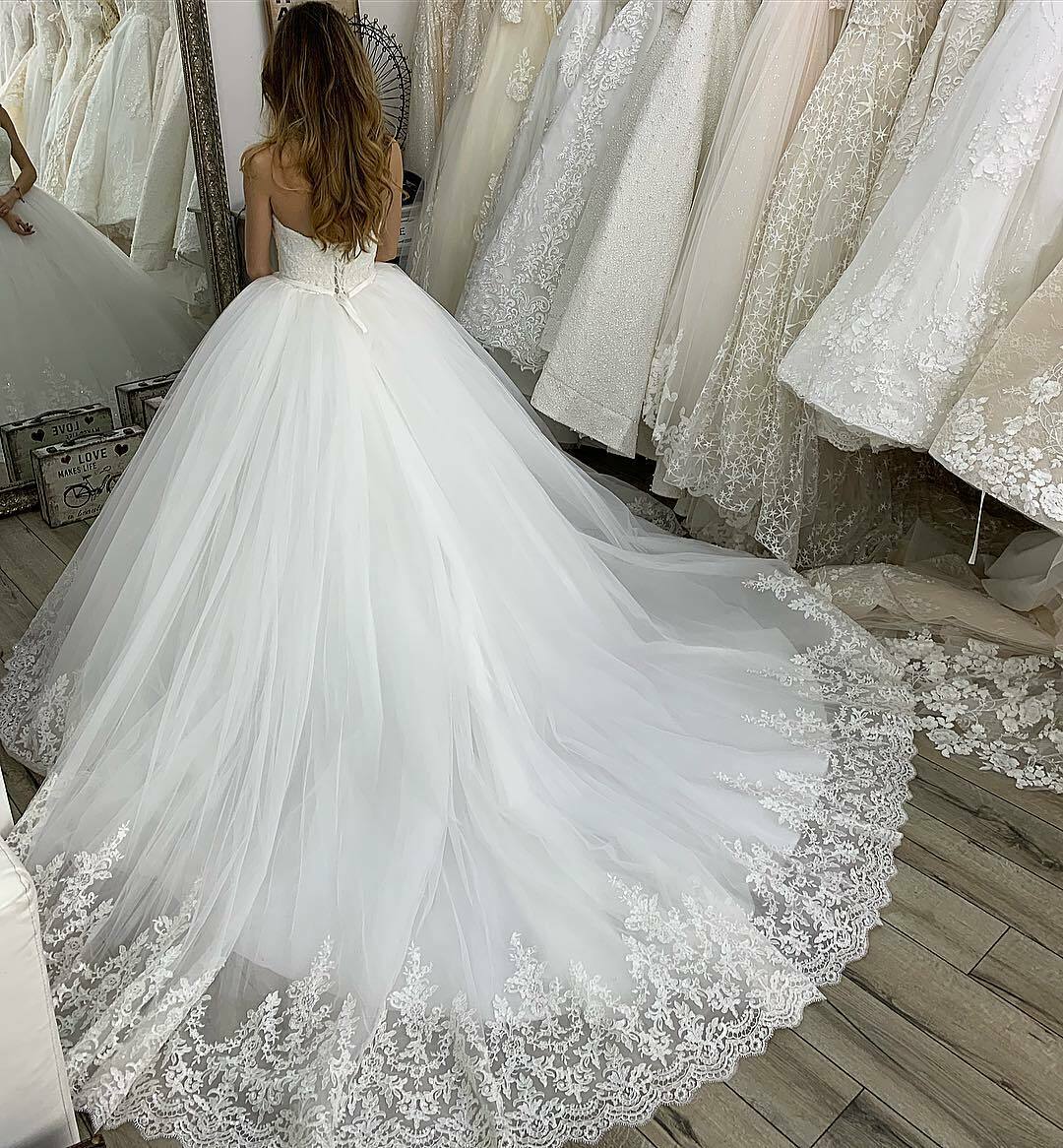 Charming White Ball Gown Wedding Dresses Plus Size Sexy Strapless Sleeveless Lace Appliqued Bridal Gowns Puffy Sweep Train Wedding Dress