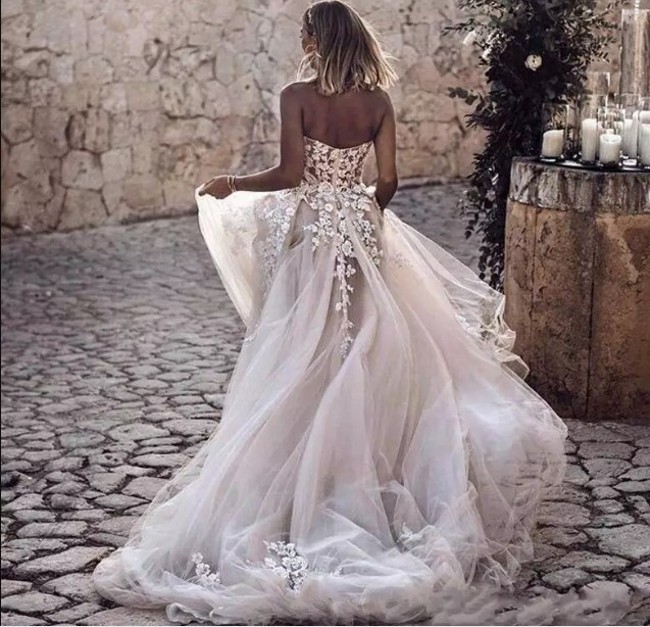 Spring 2020 Gorgeous Bohemian Wedding Dresses with 3D Floral Appliques Sweetheart Illusion Bodice Flowing Tulle Beach Bridal Marriage Dress
