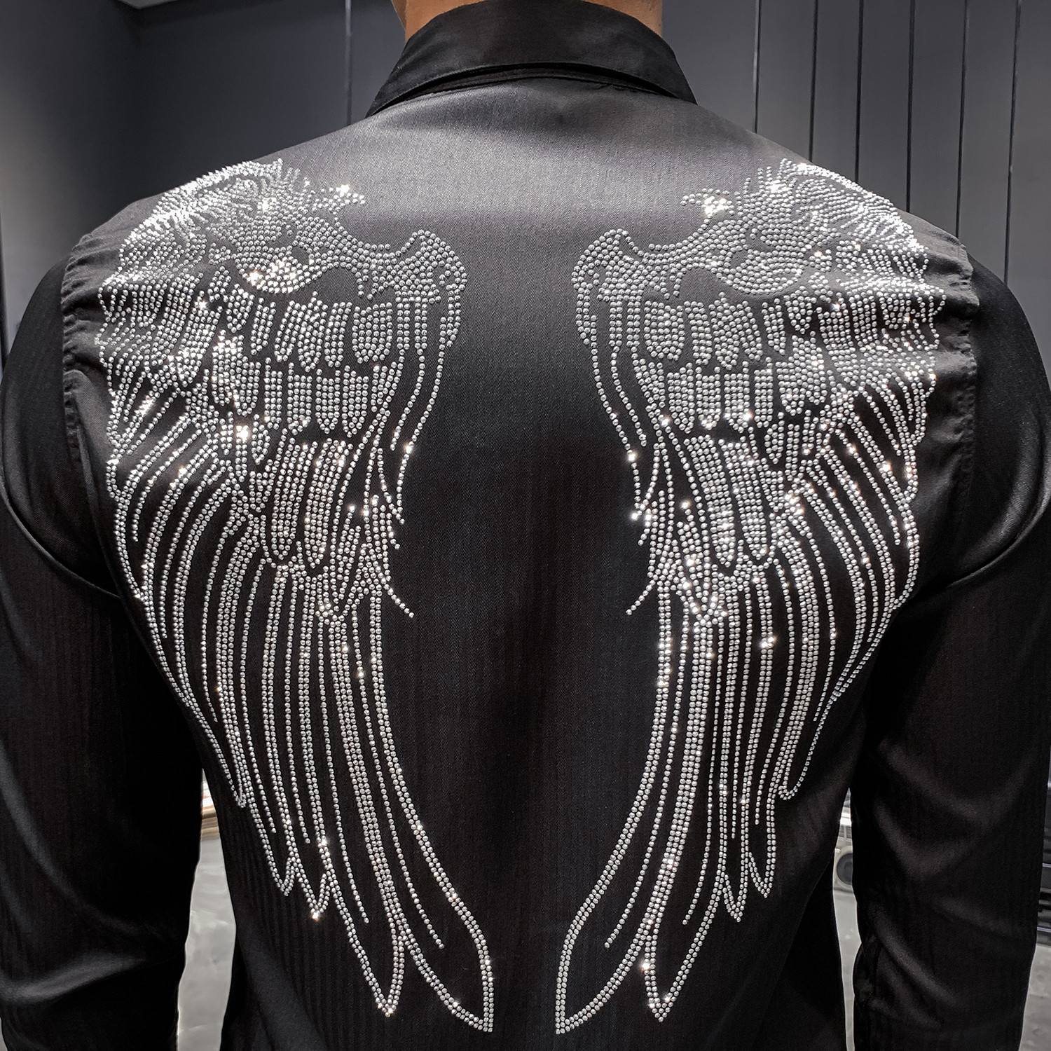 2019 Men Shirt Designer Rhinestone Wing Long Sleeve Casual Slim Fit Dress Shirts Black White Streetwear Camisa Social Masculina CX200620, White;black
2019 Men Shirt Designer Rhinestone Wing Long Sleeve Casual Slim Fit Dress Shirts Black White Streetwear Camisa Social Masculina CX200620, White;black