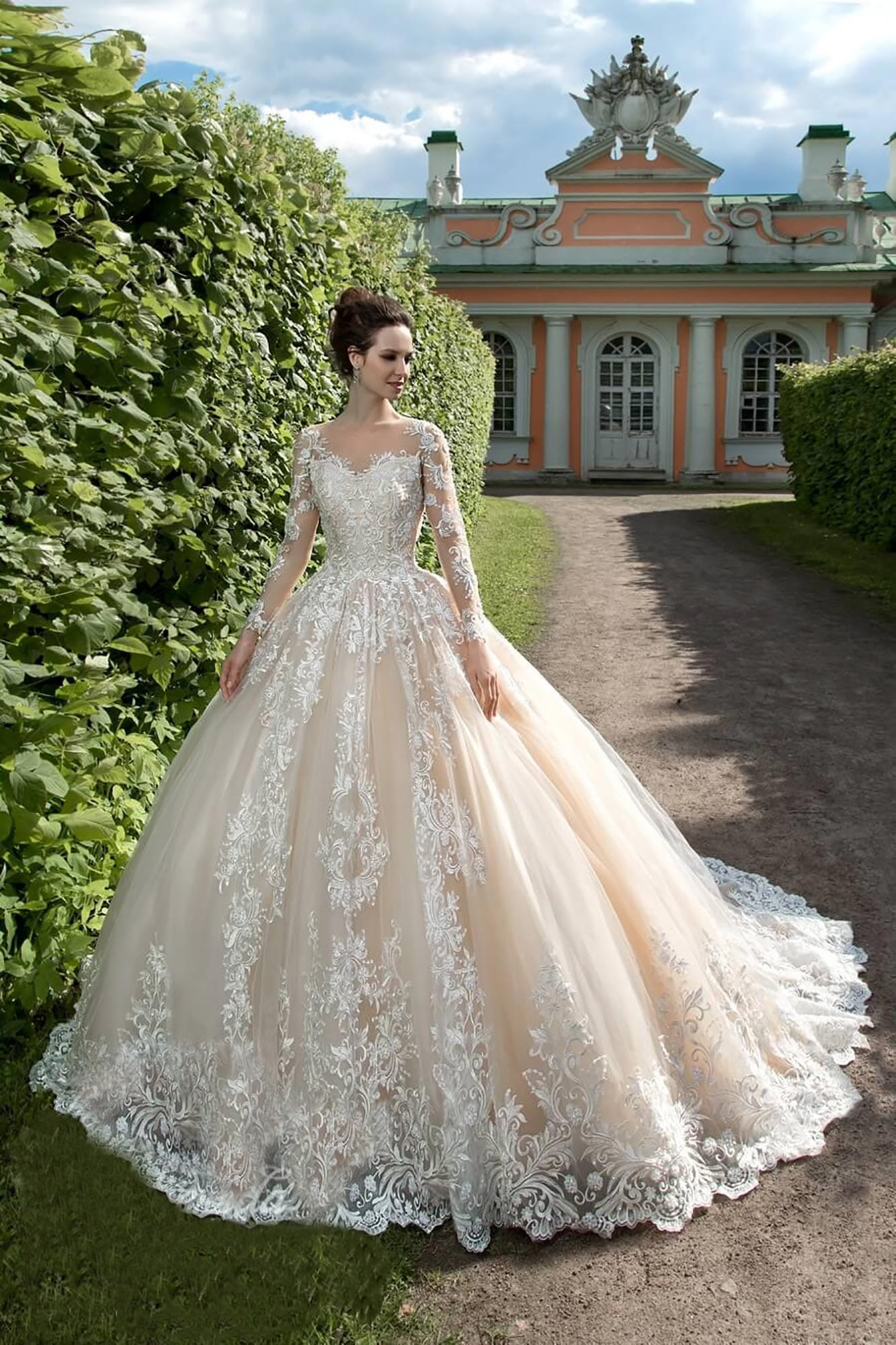 Elegant Ball Gown Wedding Dresses Jewel Long Sleeves Lace Appliques Castle Bridal Gowns 2020 Button Back Sweep Train Wedding Dress
