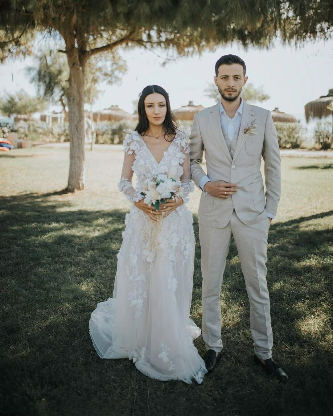 Beach Wedding Dresses 3D Flower Appliques Sheer Long Sleeve Lace Bridal Gowns V Neck Backless Sweep Train Wedding Dress