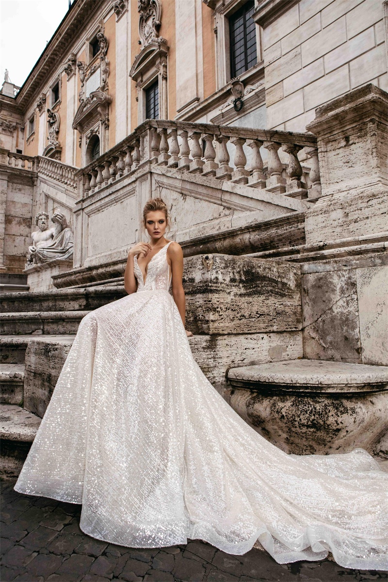 Luxury Bling Bling 2019 Wedding Dresses Lace Appliqued V Neck Beads Sweep Train Beach Sexy Country Style Wedding Dress Bridal Gowns