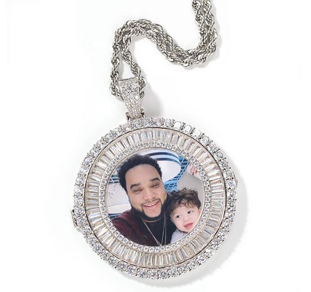 18K Gold Custom Made Diamond Frame Baguette Zircon Round Photo Medallions Pendant Necklace with 3mm Rope Chain
18K Gold Custom Made Diamond Frame Baguette Zircon Round Photo Medallions Pendant Necklace with 3mm Rope Chain