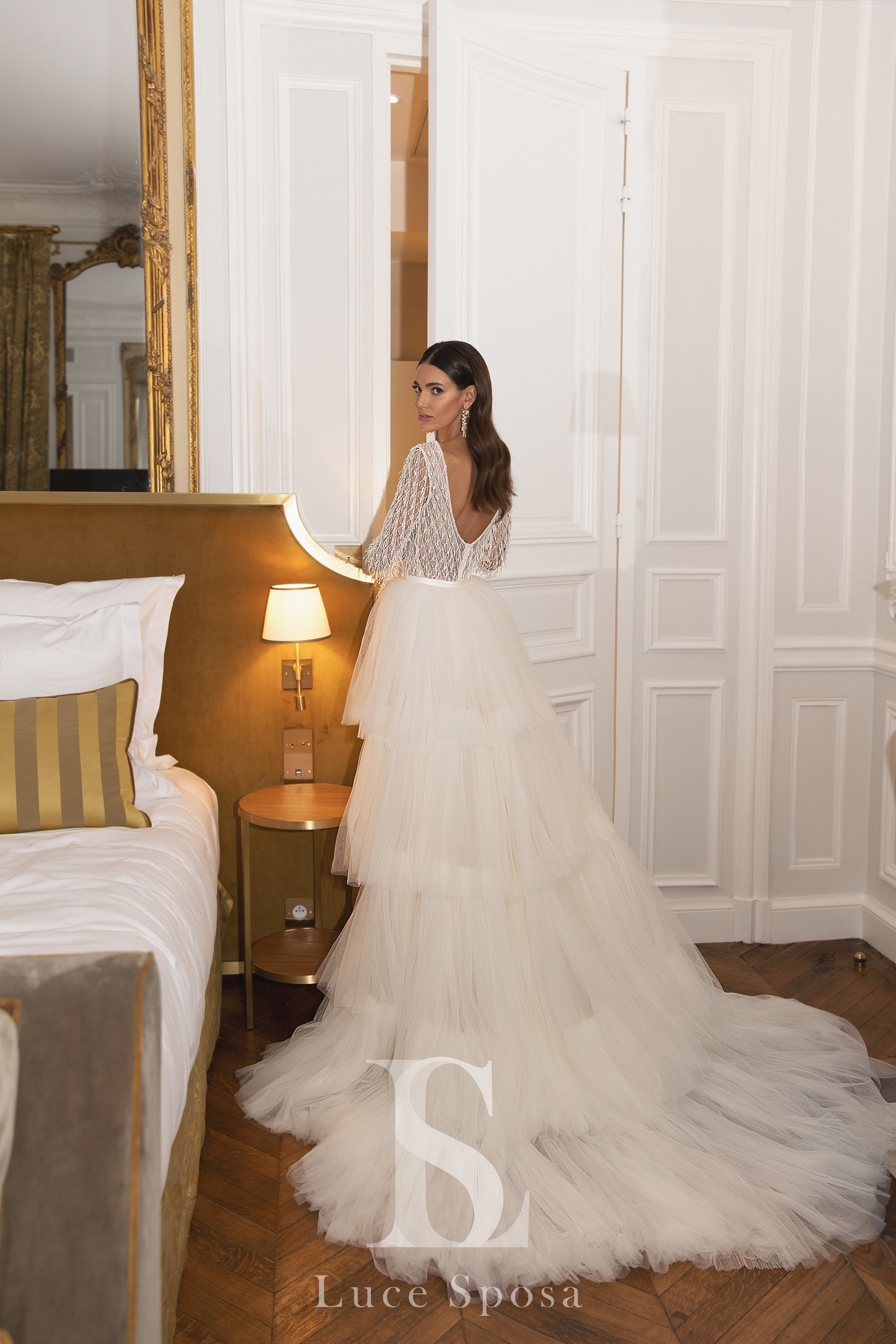 Sexy Mermaid Wedding Dresses With Detachable Train Illusion V Neck Appliqued Lace Bridal Gowns Sweep Train Long Sleeve Wedding Dress