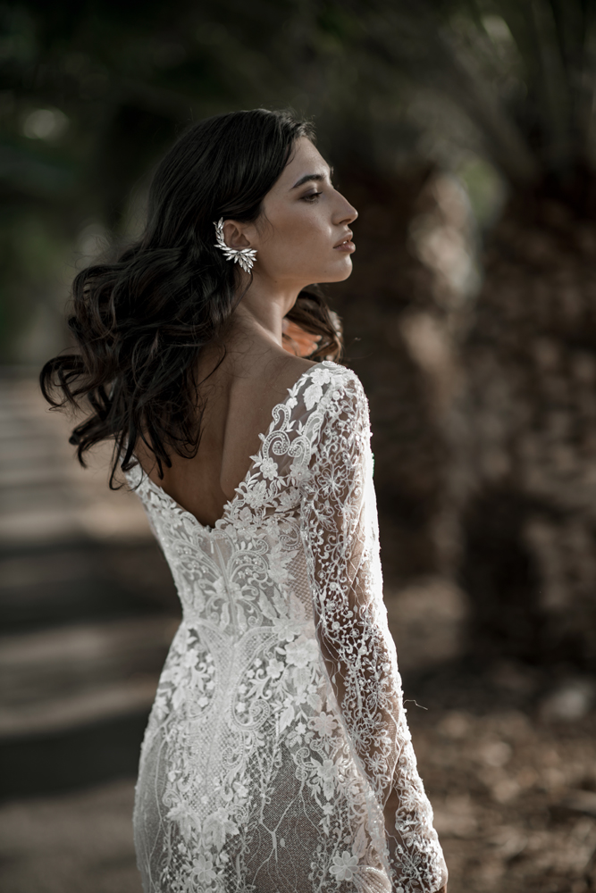 gorgeous mermaid wedding dresses lace appliqued long sleeve v neck bridal gowns sweep train robe de marie