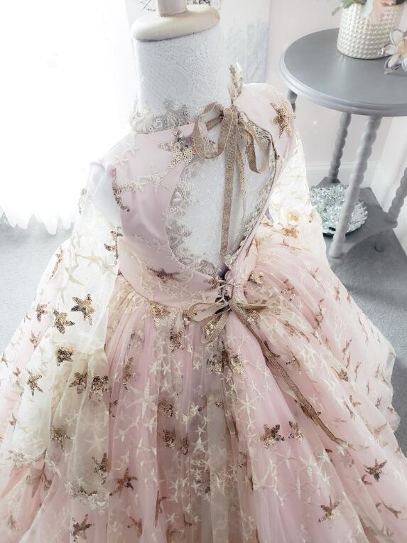 2020 Ball Gown Flower Girl Dresses With Wrap Sequins Appliqued Feather Long Sleeve Lace Girl Pageant Gowns Custom Made First Communion Gown