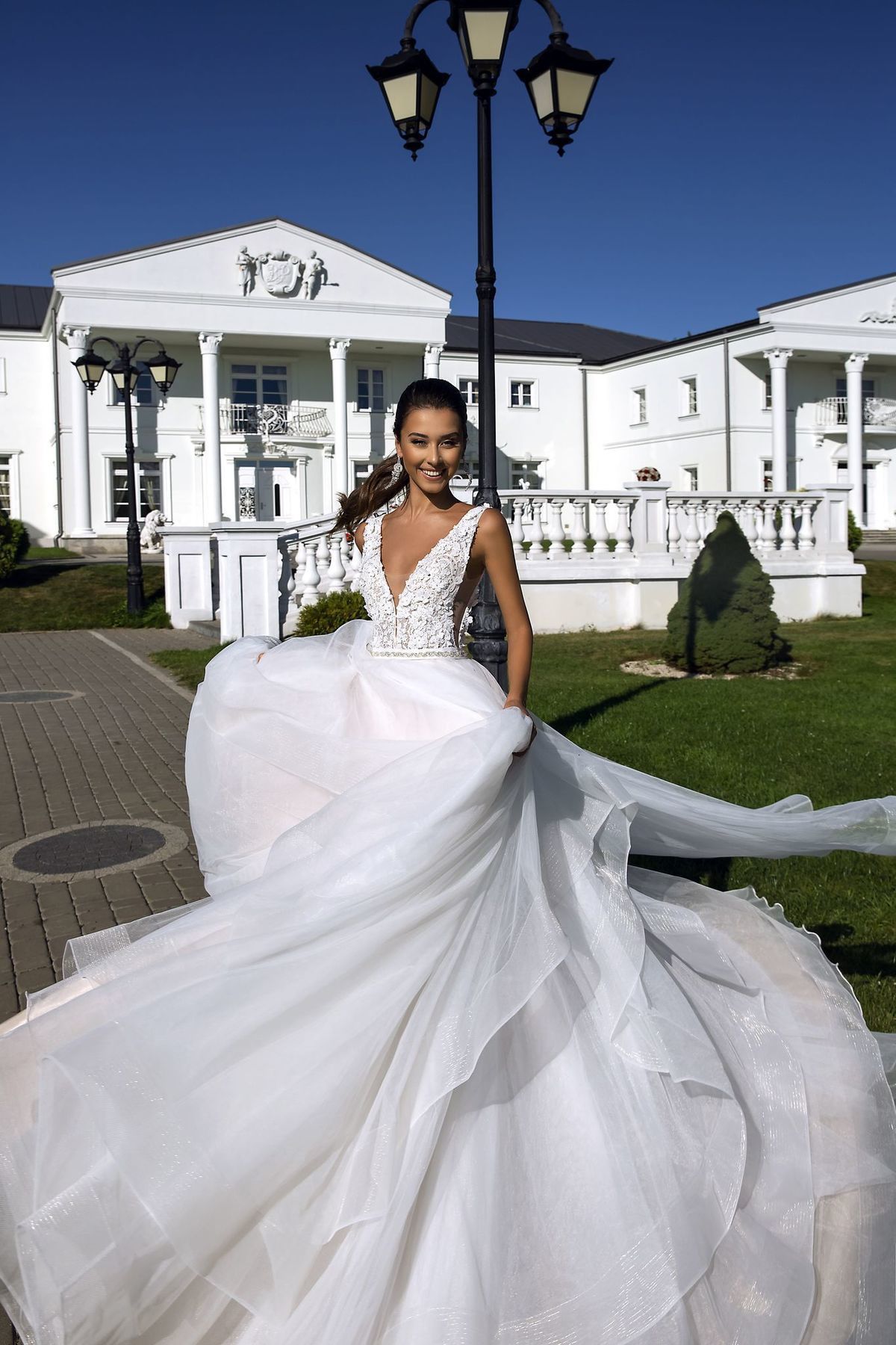 2020 New Ruffle Chapel Train Elegant Wedding Dress Sexy Deep V-neck Flower Appliques Fantasy Princess Bridal Dress Vestidos de Festa