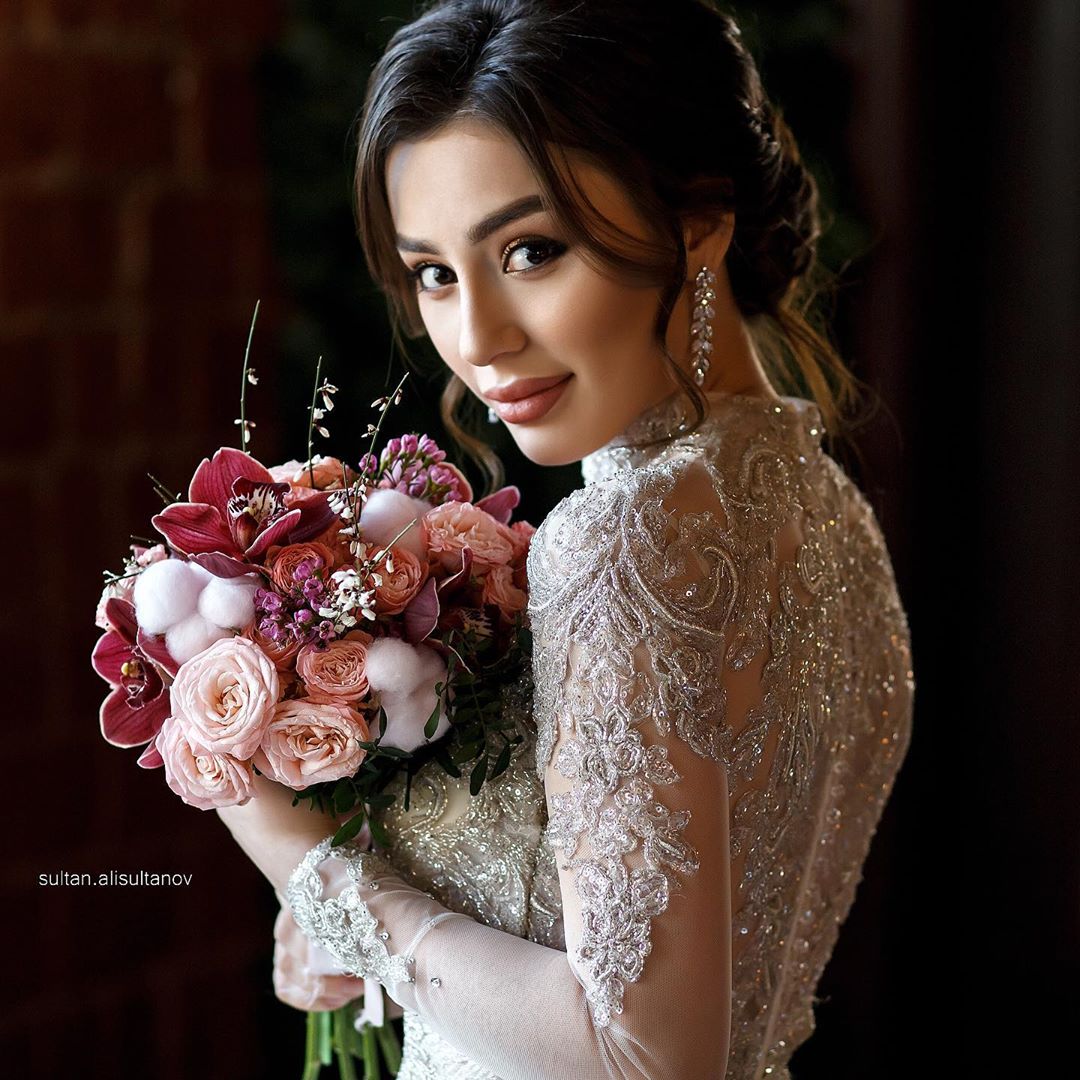 2020 A Line Wedding Gowns Lace Tulle Applique Sequins Zipper Plus Size Wedding Dresses Sweep Train High Collar Long Sleeve Bridal Gowns