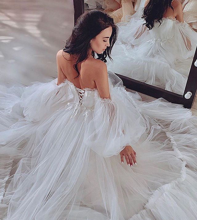 Tulle Wedding Dresses Off Shoulder Ruffles Poet Long Sleeve Backless Sweep Train Bridal Gowns robes de mariée