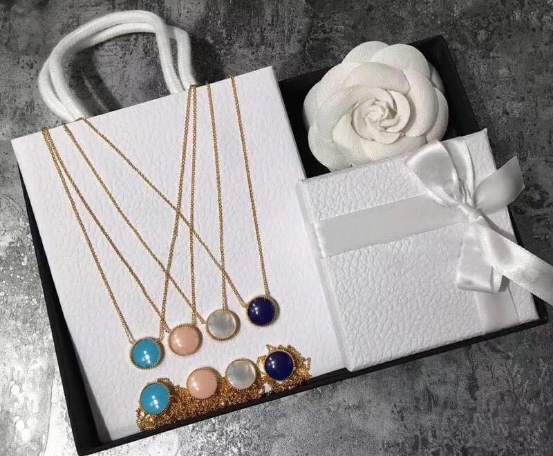 HOT brand With LOGO and stamp designer necklace for mens and women engagement wedding luxury jewelry couples lover gift LZ0318
HOT brand With LOGO and stamp designer necklace for mens and women engagement wedding luxury jewelry couples lover gift LZ0318
