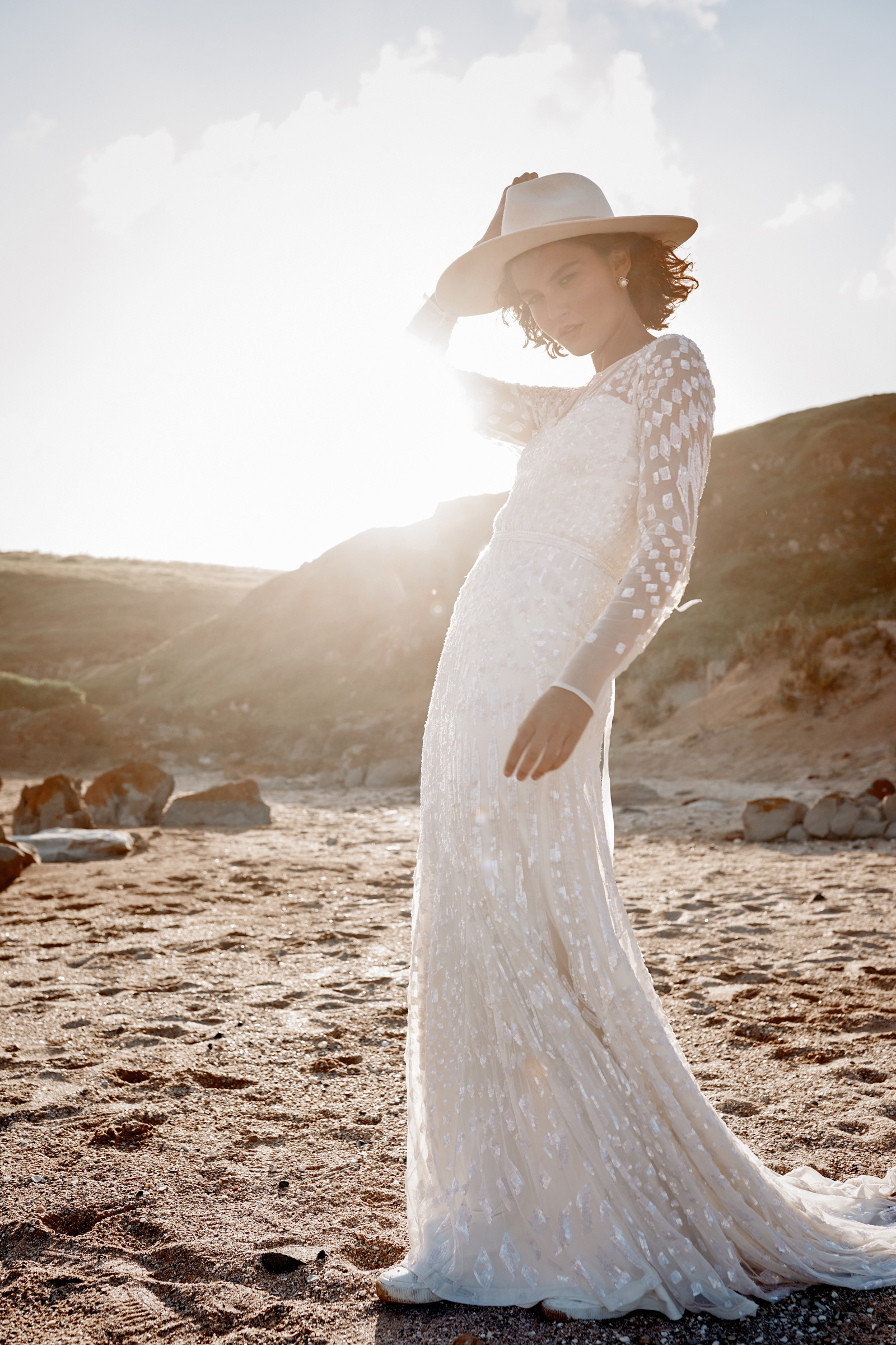 2020 Lace Mermaid Wedding Dresses Sweep Train Sequins Appliqued Beads Long Sleeve Wedding Dress Hollow Back Boho Robes De Mariée