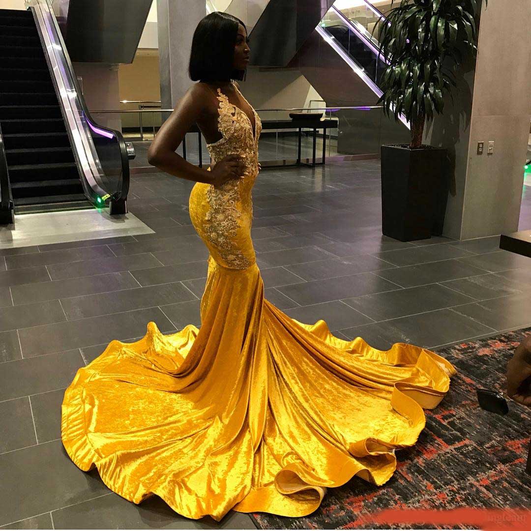 Amazing Mermaid Beaded Prom Dresses Halter Deep V Neck Appliqued Black Girl Evening Gowns Vestidos De Fiesta Sweep Train Velvet Formal Dress