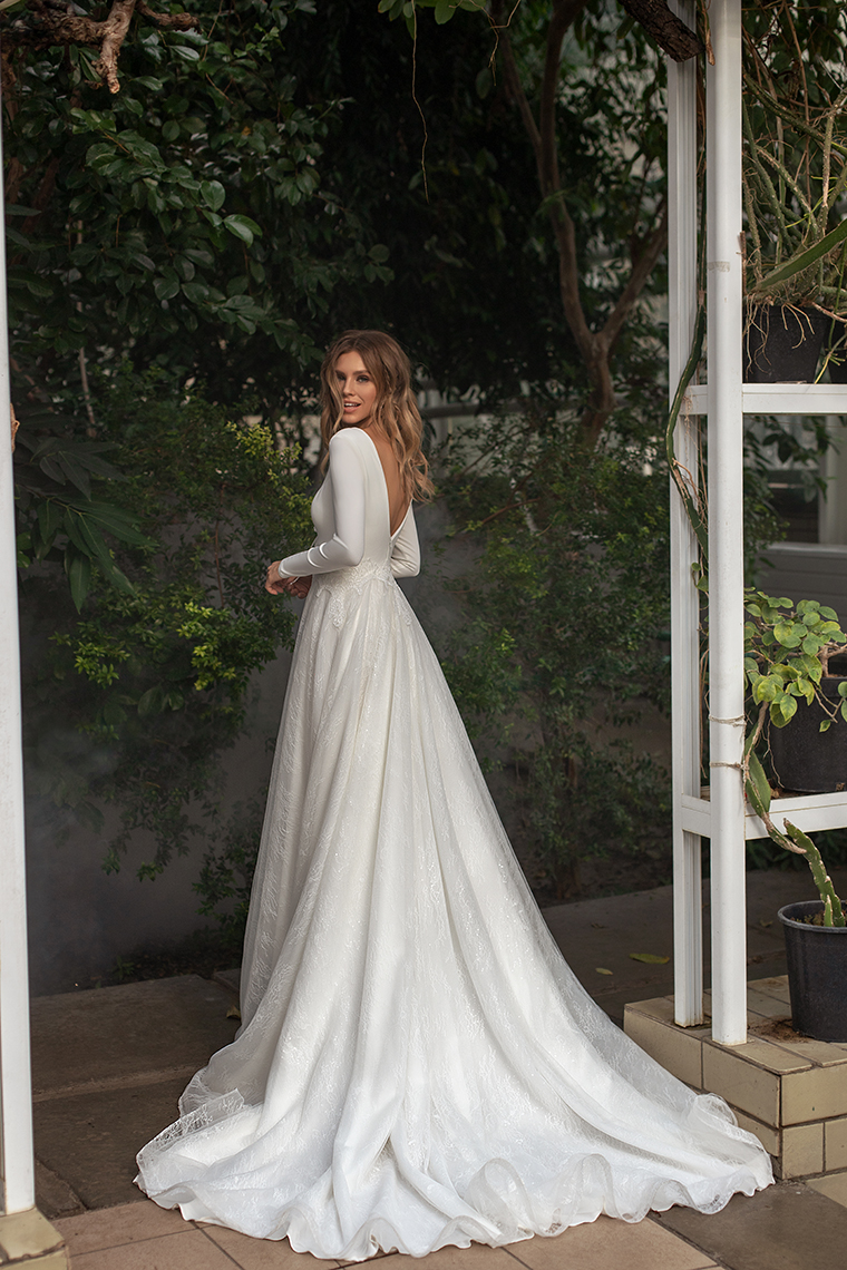 Backless Fabulous Lace Wedding Dresses Appliqued Deep V Neck Long Sleeves Bridal Gowns A Line Sweep Train Robe De Marie