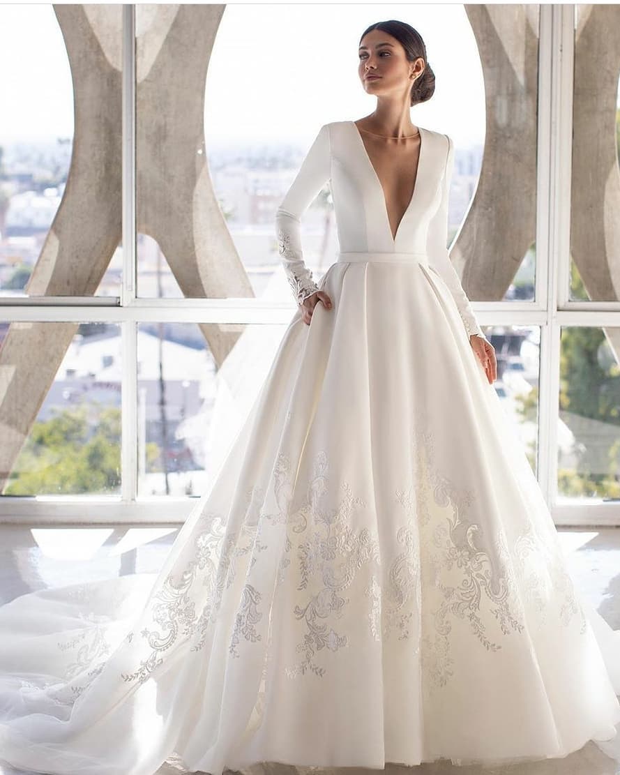 Line Graceful A Lace Wedding Dresses Sheer Deep V Neck Long Sleeves Appliqued Bridal Gowns Sweep Train Satin Robe De Marie ppliqued