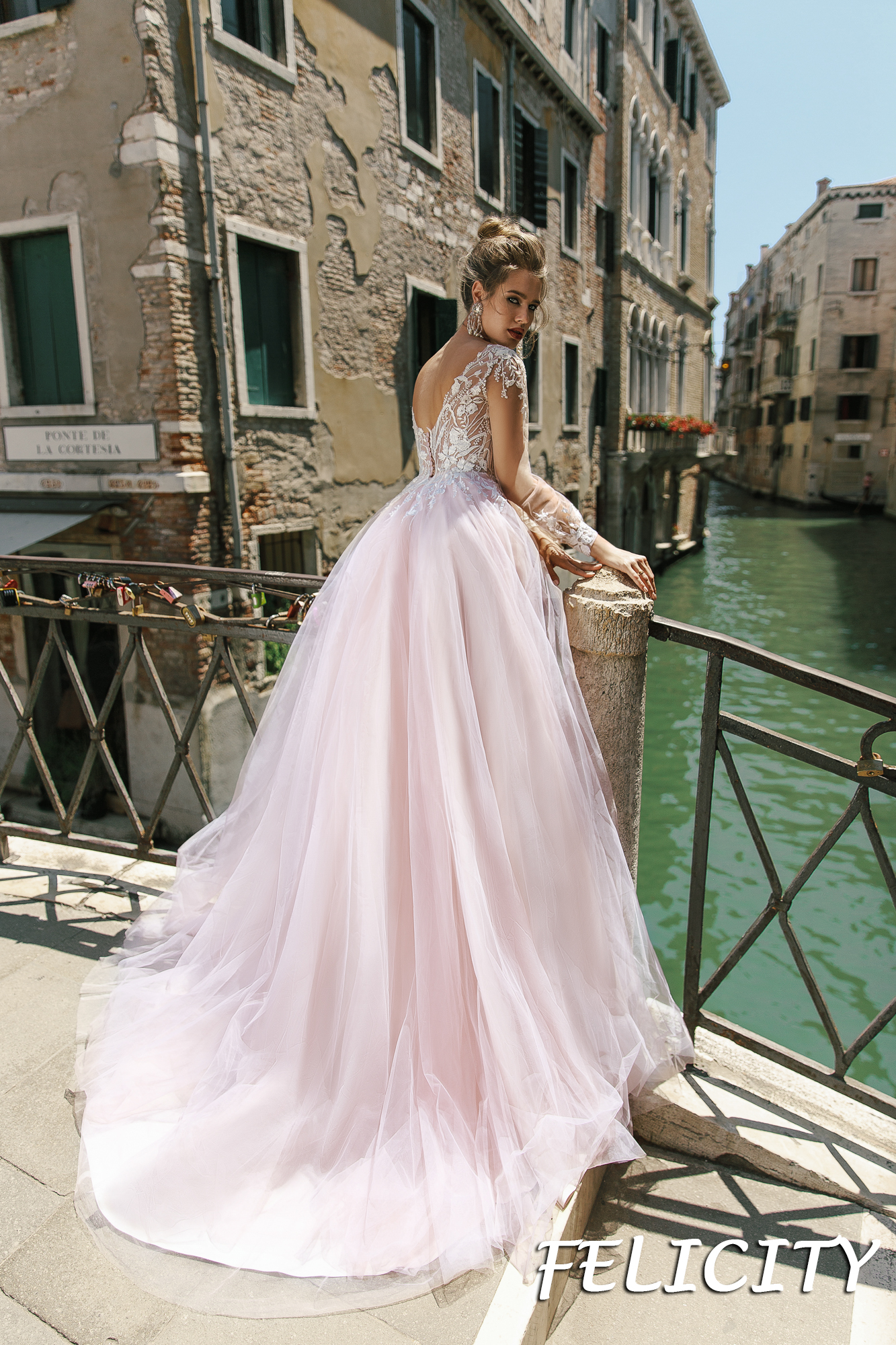 2019 Blush Pink Wedding Dresses V Neck Lace Appliqued A Line Long Sleeve Beach Wedding Dress Sweep Train Sexy Back Cheap Bridal Gowns