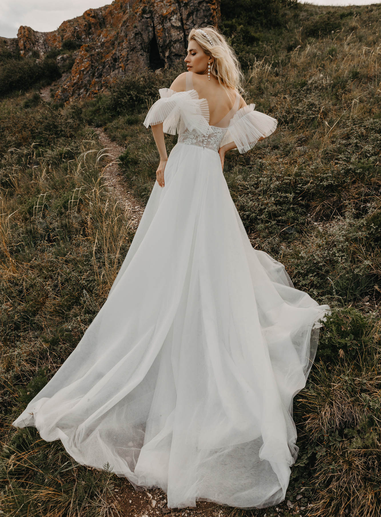 Bohemian Beach Wedding Dresses Sheer Jewel Neck Ruffles Short Sleeve Appliqued Bridal Gowns Sequins Flower Sweep Train Wedding Dress