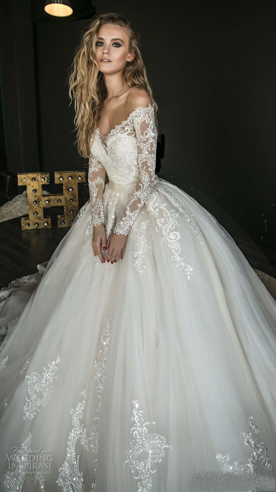 2019 New Beach Wedding Dresses Off Shoulder Long Sleeve Tulle robe de mariée Lace Applique Sequined Bridal Gowns Plus Size Wedding Dress