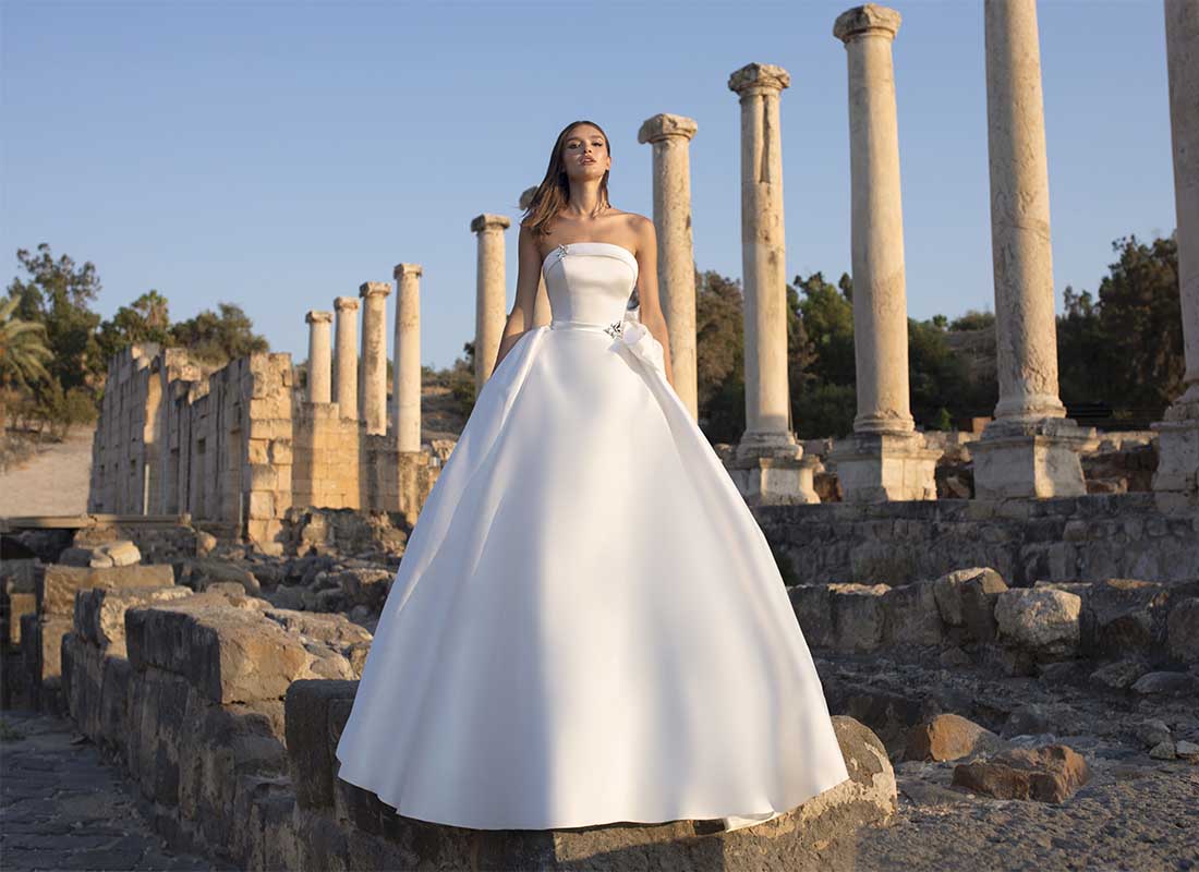 Charming Satin Ball Gown Wedding Dresses Plus Size Sexy Strapless Sleeveless Bow Bridal Gowns Puffy Floor Length Wedding Dress