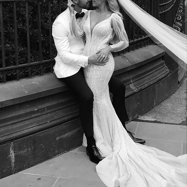 2020 Mermaid Wedding Dresses Long Sleeve Backless V Neck Wedding Dresses Sweep Train Tulle With Glittle Bridal Gowns Vestidos De Novia