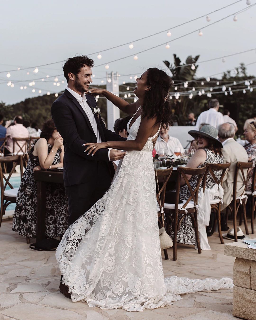 2020 A Line Wedding Gowns Lace Tulle Applique Hollow Plus Size Wedding Dresses Sweep Train V Line Sleeveless Bridal Gowns