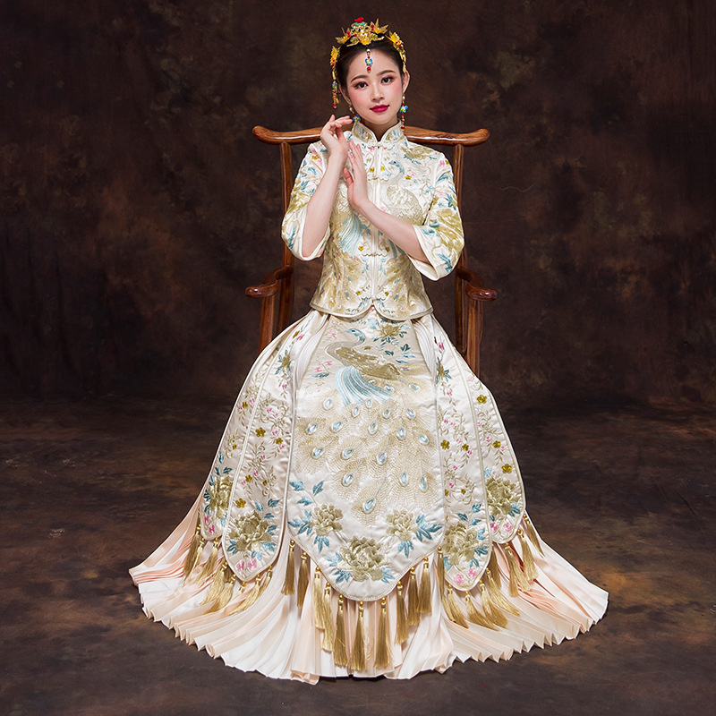 Champagne Weeding Party Cheongsam Qipao Dress National Costume Womens Overseas Chinese Style Bride Embroidery Cheongsam
Champagne Weeding Party Cheongsam Qipao Dress National Costume Womens Overseas Chinese Style Bride Embroidery Cheongsam