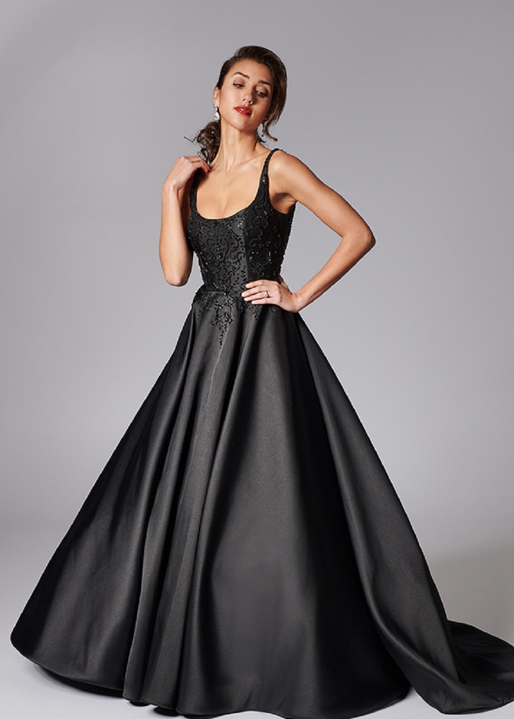 Modest Ball Gown Prom Dresse Spaghetti Sleeveless Satin Ruched Party Dress Sweep Train robes de soirée