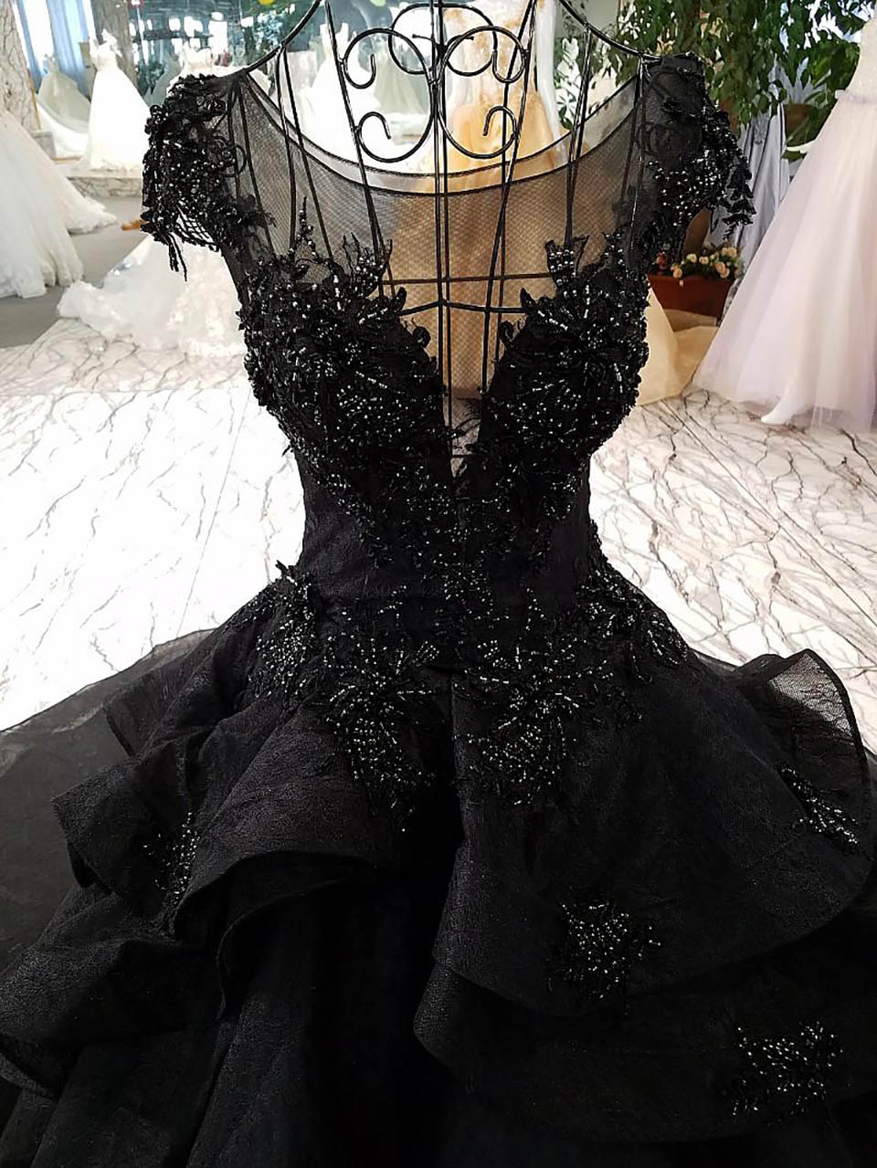 New Arrival Luxury Ball Gown Black Wedding Dresses Gothic Court Vintage Non White Bridal Wed Gowns Pricness Long Train Beaded Cap Sleeves