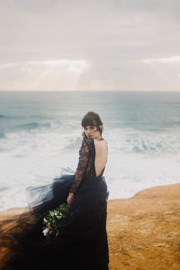 Sexy 2019 Beach Black Wedding Dress Deep V Neck Illusion Long Sleeves Lace Top Tulle Skirt Gothic Backless Wedding Bridal Gowns withTrain