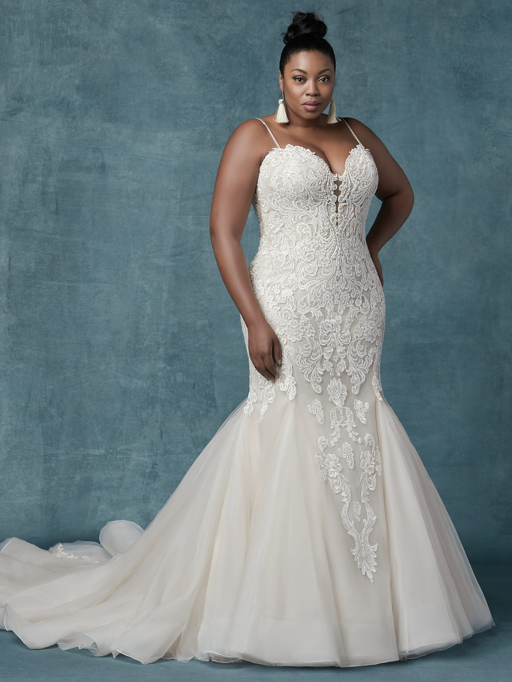 Size Stunning Plus Mermaid Lace Wedding Dresses Spaghetti Straps Plunging Neck Bridal Gowns Sweep Train Tulle Trumpet Robe De Marie