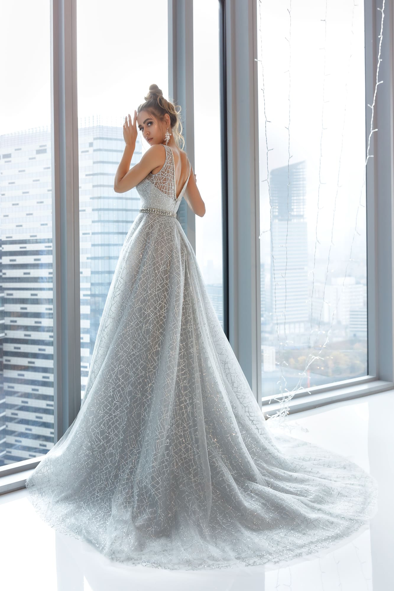 2020 Modest Beautiful V Neck Sleeveless Backless A Line Evening Dresses Sequins Crystal Formal Dresses Sweep Train Party Gown