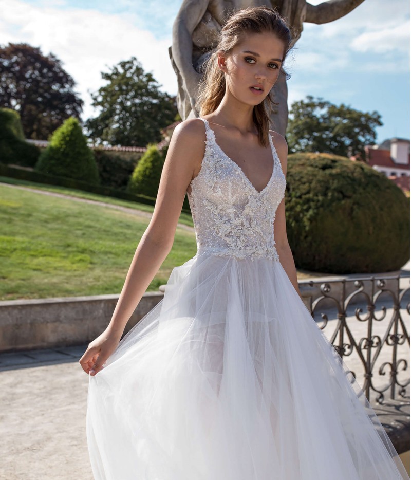 A Line Attractive Lace Beach Wedding Dresses Beaded V Neck Bohemian Backless Bridal Gowns Appliqued Floor Length Tulle Robe De Marie ppliqued