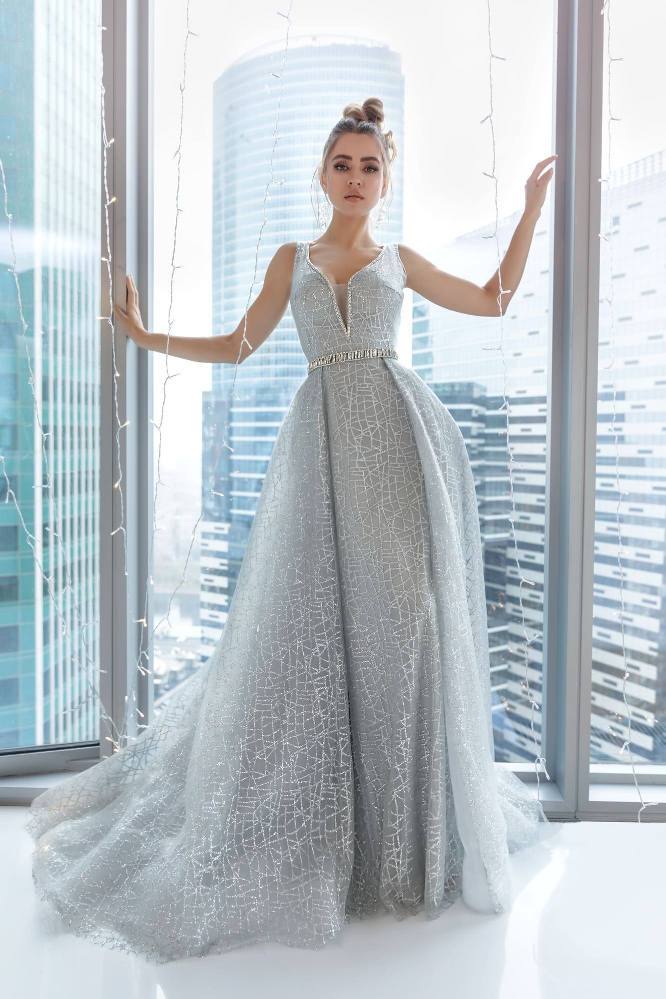 2020 Modest Beautiful V Neck Sleeveless Backless A Line Evening Dresses Sequins Crystal Formal Dresses Sweep Train Party Gown
