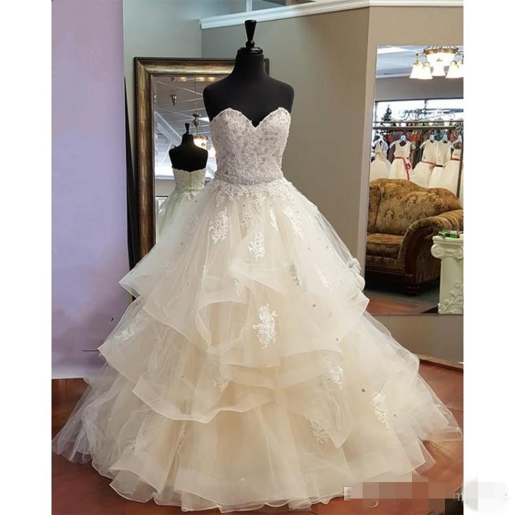 Custom Made A e Wedding Dresses Tiered Skirt Lace Applique Crystal Beaded Sweetheart Necke Ruffles Covered Buttons Bridal Gown pplique