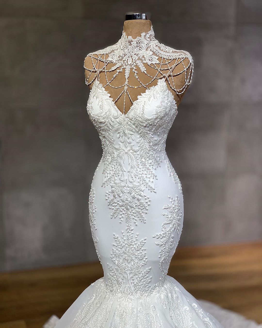 Beaded Graceful Mermaid Lace Wedding Dresses Spaghetti Straps V Neck Bridal Gowns Sweep Train Tulle Appliqued Trumpet Robe De Marie