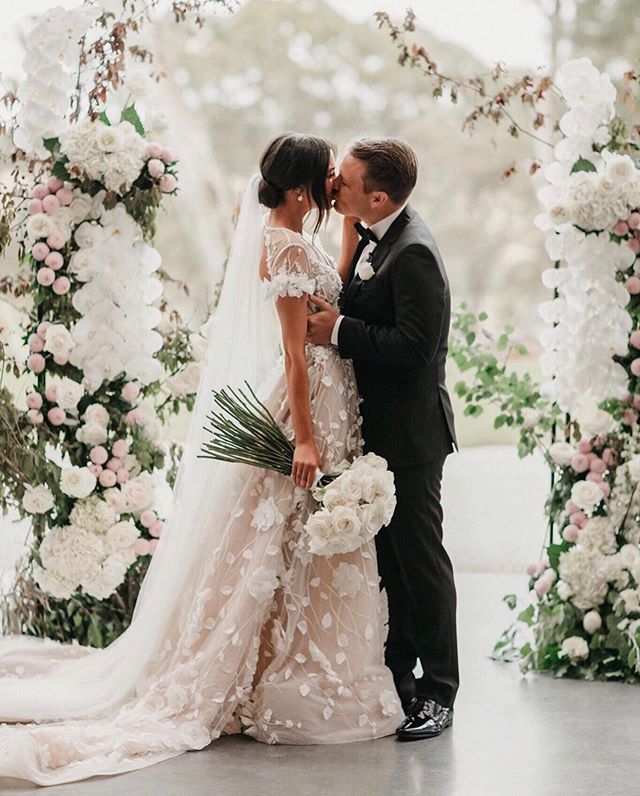 Champagne Wedding Dresses Boho V Neck Lace 3D Floral Appliques A Line Country Bridal Gowns Sweep Train Custom Made Beach Wedding Dress