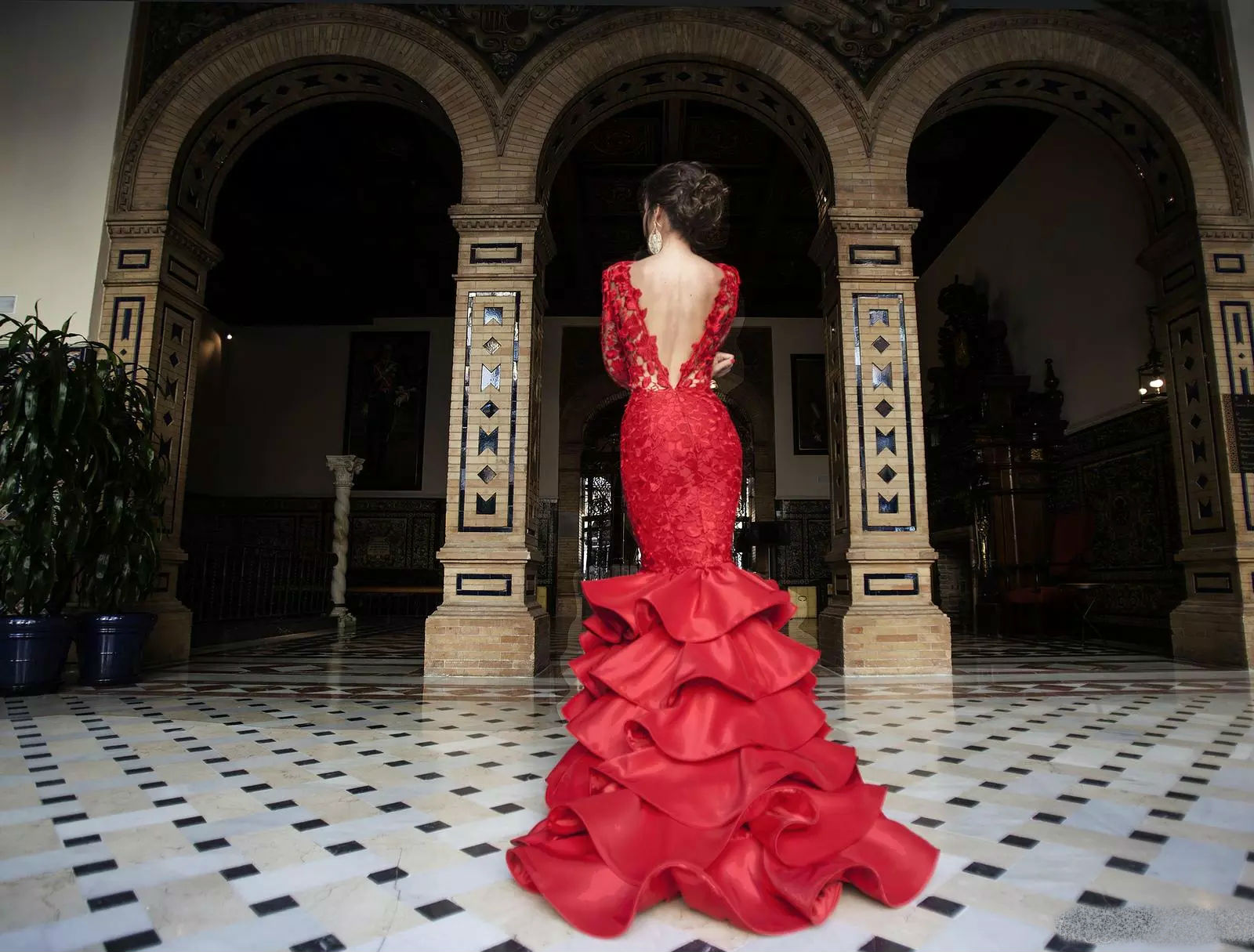 2019 Red Mermaid Evening Dresses Wear Lace Sexy Backless Tiered Ruffles Bateau Illusion Sweep Train Prom Dresses Party Gowns Custom Made