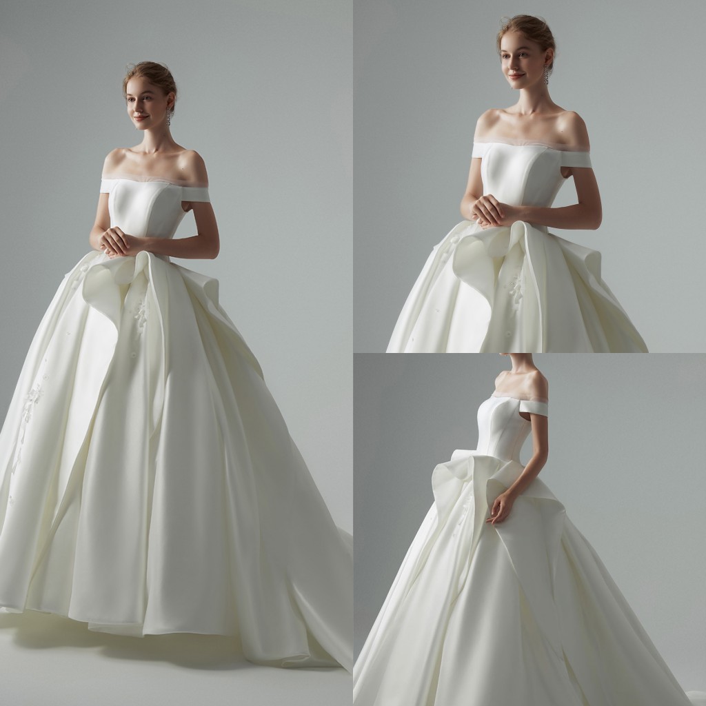 2020 Modest YL Ball Gown Off Shoulder Sleeveless Lace Up Wedding Dresses Lace Applique Satin Ruffles Wedding Gowns Sweep Train Bridal Gowns, Gold
2020 Modest YL Ball Gown Off Shoulder Sleeveless Lace Up Wedding Dresses Lace Applique Satin Ruffles Wedding Gowns Sweep Train Bridal Gowns, Gold