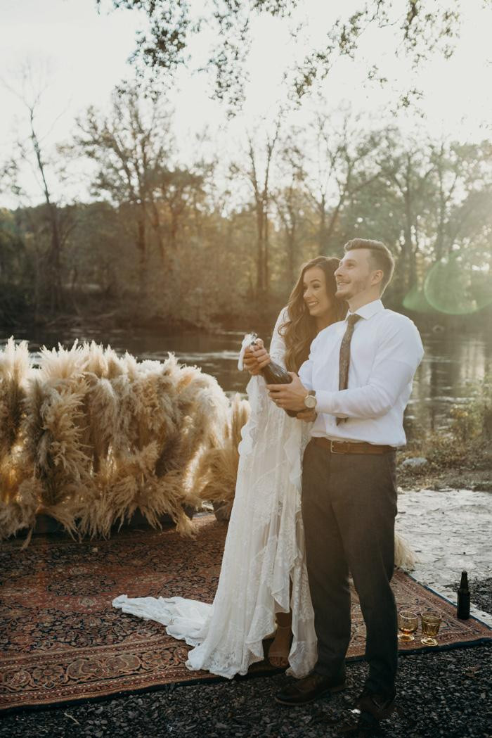 2020 New Bohemian Wedding Dresses Long Sleeves V Neck Chiffon Lace Appliques Bridal Gowns Sweep Train Robe De Mariee