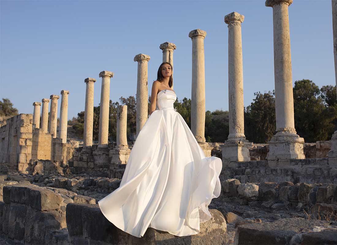 Charming Satin Ball Gown Wedding Dresses Plus Size Sexy Strapless Sleeveless Bow Bridal Gowns Puffy Floor Length Wedding Dress